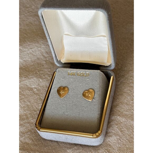 Vintage 14K yellow gold heart earrings with etched design - Picture 1 of 7